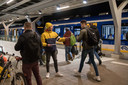 Op de eerste dag dat de spitstrein reed deelde NS Snelle Jelles uit aan de reizigers.