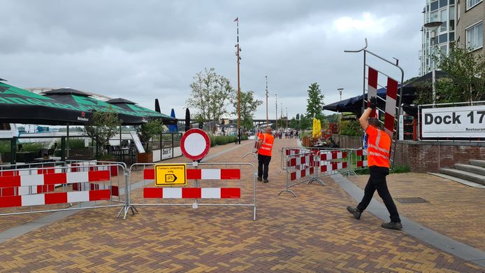 De Waalkade is helemaal afgesloten voor alle verkeer.