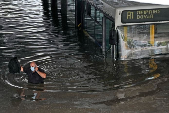 Des tempêtes se sont abattues sur la capitale grecque et d'autres régions du sud du pays, provoquant des perturbations du trafic et la fermeture de certaines routes.