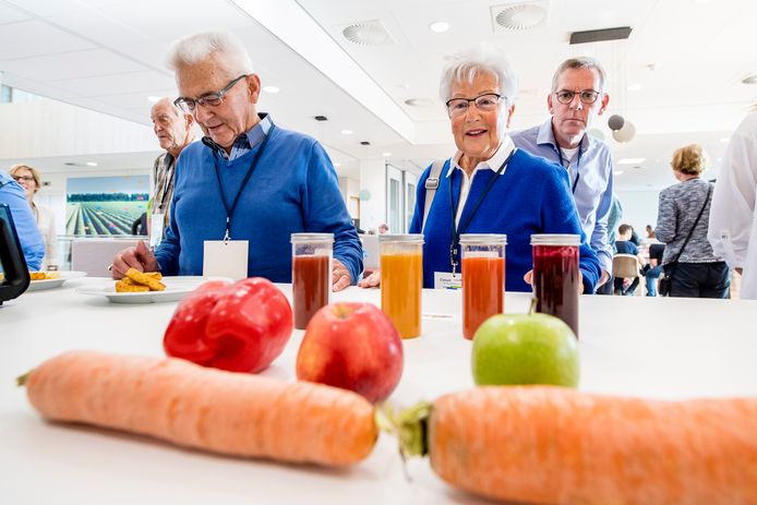 Open dag bij Cosun Suikerfabriek Innovation Center. Bezoekers proeven smoothies van groente en fruit.