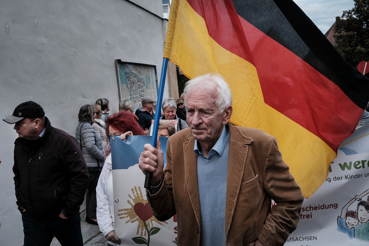 Met de Duitse vlag tegen corona. De demonstratie in Bautzen, waar de AfD in 2017 eenderde van de stemmen haalt. Beeld Daniel Rosenthal