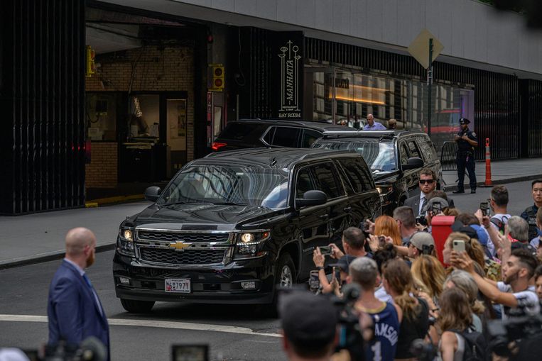 Trump verlaat de Trump Tower in een konvooi zwarte SUV's. Beeld AFP