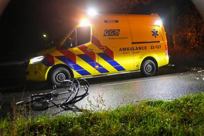 Fietser (21) raakt zwaargewond bij aanrijding met vrachtwagen in Liessel