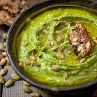 Zo maak je zelf avocado-hummus 
