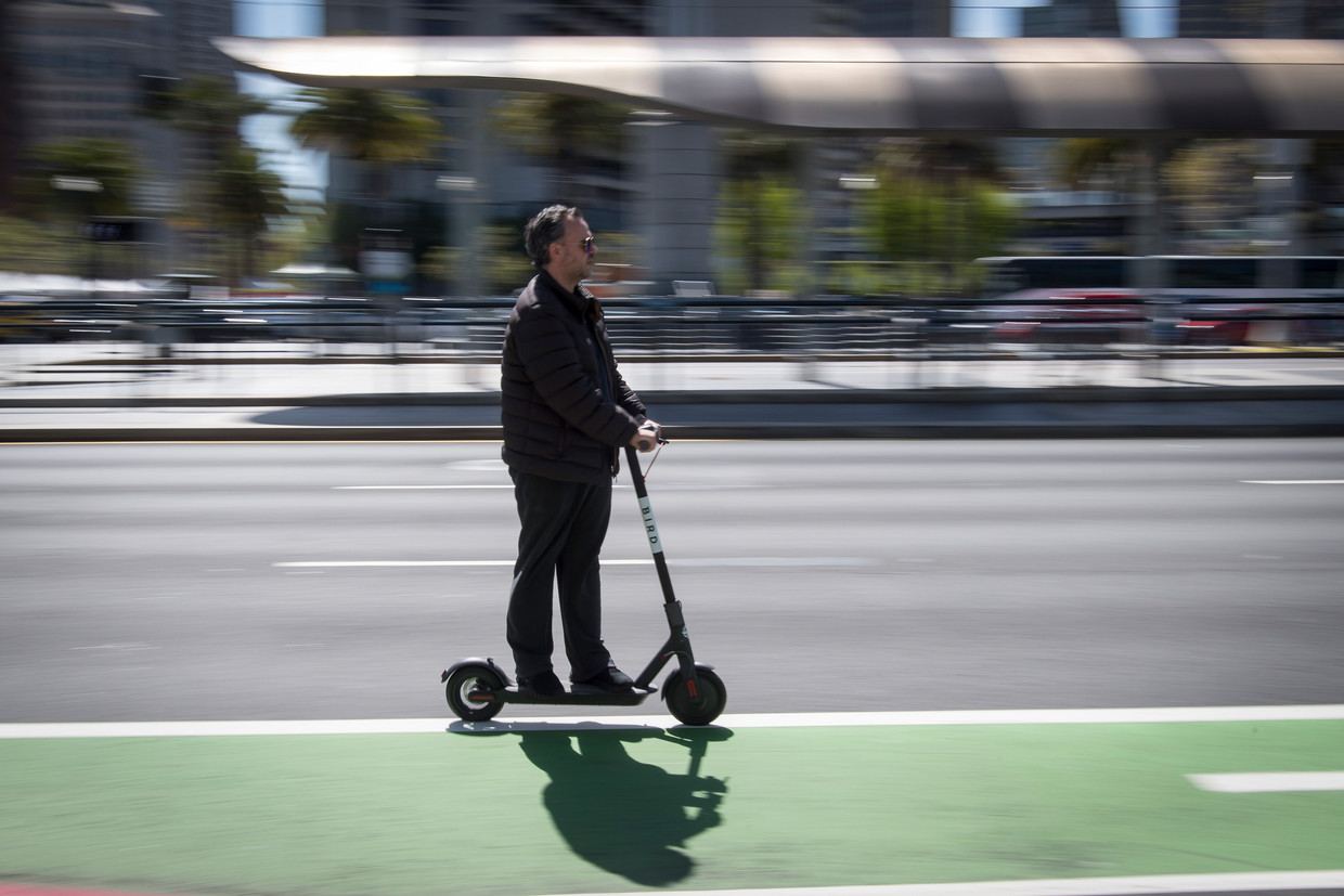 In San Francisco biedt Uber ook elektrische steps aan, maar het bedrijf heeft flinke concurrentie van e-steprivaal Bird. Beeld Bloomberg via Getty Images