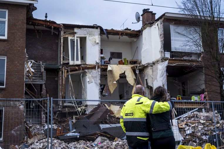 Een geëmotioneerde bewoner kijkt naar haar ingestorte woning in de Jan van der Heijdenstraat in de Haagse wijk Laak, een dag na de gasexplosie op 27 januari dit jaar. Vier mensen werden door de brandweer uit het puin gered. 
 Beeld Foto ANP
