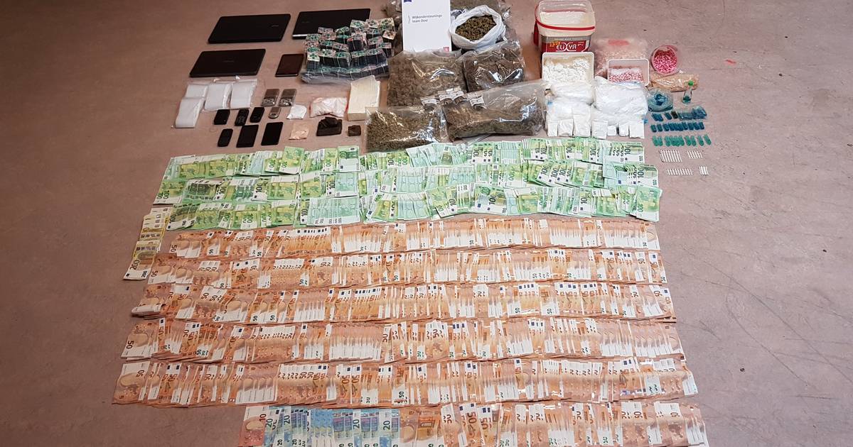 300.000 euro aan cash en luxegoederen in huis: 'Vuitton-bende' die 25  containers met cocaïne invoerde, riskeert tot 10 jaar cel, Foto