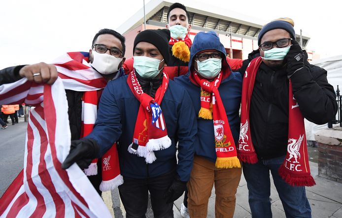 Supporters van Atlético voor het stadion van Liverpool.