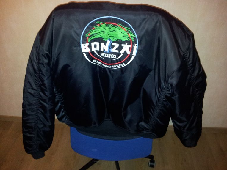 Een bomberjack met het Bonzai-logo: enorm populair in de ravescene van de jaren 90. Beeld rv