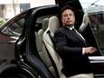 Elon Musk in een Tesla, zijn autobedrijf verliest de dominantie op de markt voor elektrische auto's en de beurskoers keldert.