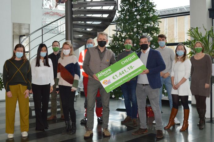 Schepen van Sociale Zaken Mathieu Mas kwam de bij Atkore Vergokan cheque afhalen.