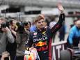 Max Verstappen zwaait naar het publiek na het claimen van pole position.