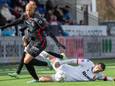 Invaller Kay Tejan ontdoet zich van Telstar-speler Ozgur Aktas.