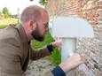 Wethouder Martijn Pijnenburg van de gemeente Harderwijk neemt een kijkje onder de historische binnenstad, met behulp van een digitale periscoop.
