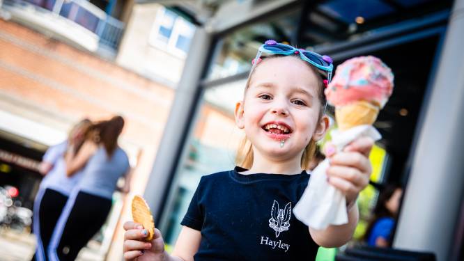 Zonnig weer dus staan er rijen voor de ijssalon alsof het een gewone lentedag is
