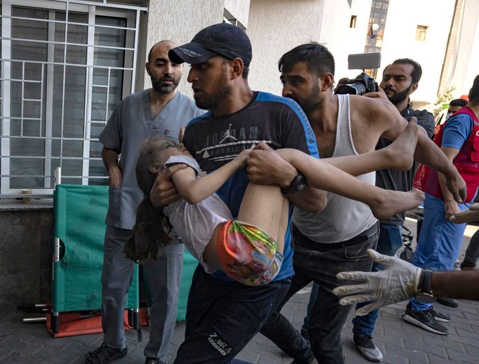 Een kind dat gewond is geraakt bij Israëlische militaire aanvallen wordt op vrijdag 13 oktober 2023 naar het Shifa-ziekenhuis in Gaza-stad gebracht. (AP Photo/Fatima Shbair)