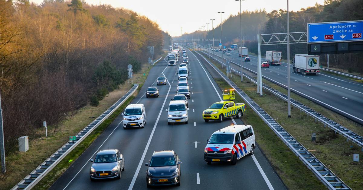 Ongeluk met 2 auto’s en busje op A50: file en afgesloten rijstrook bij Apeldoorn.