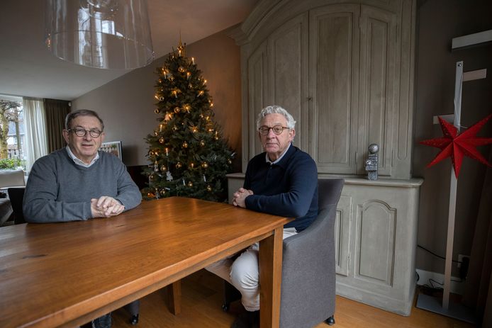 Tiny Leijten (links) is door het parochiebestuur ontslagen omdat hij weigerde een nachtmis te verzorgen. Huub Stroeks (rechts), voorzitter van de Oerlese KBO, neemt het voor hem op.
