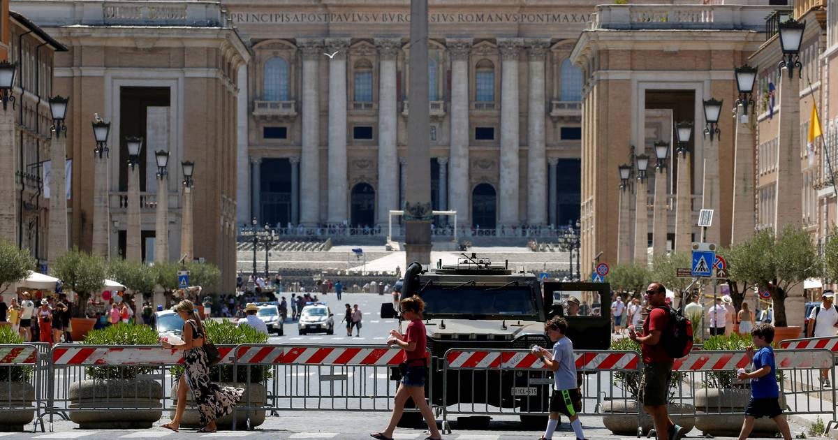 Автомобиль проезжает мимо контрольно-пропускного пункта полиции в Ватикане: кратко объявлена ​​террористическая тревога |  За рубежом