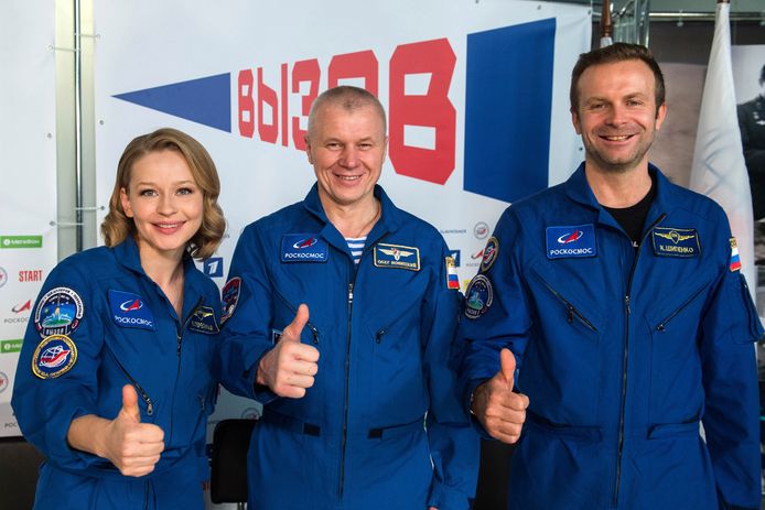 Actrice Joelia Peresild, cosmonaut Oleg Novitskiy en regisseur en cameraman Klim Shipenko poseren op een nieuwsconferentie over de terugkomst op aarde 19 oktober.