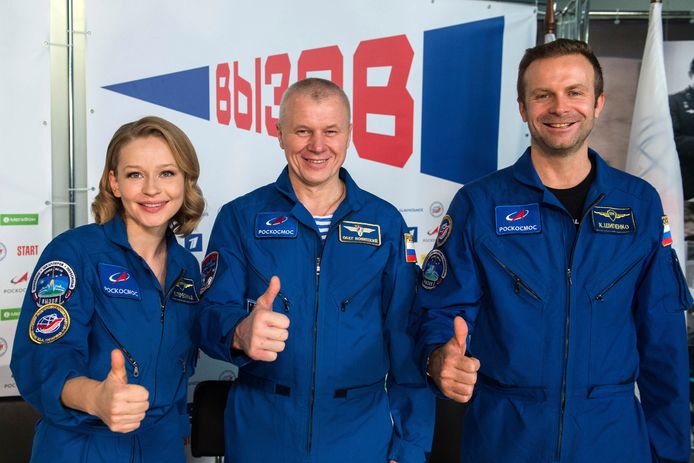 Peresild en Shipenko met kosmonaut Oleg Novitskiy gisteren op een persconferentie. Novitskiy vertoefde al sinds 9 april in het ISS en kwam als beroepsastronaut mee terug met de twee.