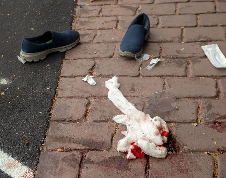Bebloed verband op de grond. Beeld EPA