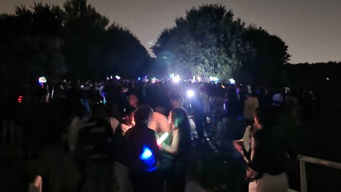 Honderden jongeren feesten in Hoge Bergse Bos, politie grijpt niet in