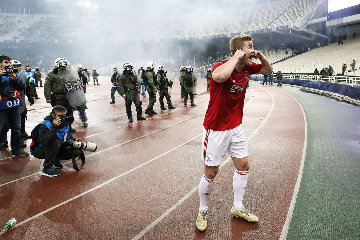 De Ligt kalmeert supporters voor AEK Athene.  Beeld ANP Pro Shots