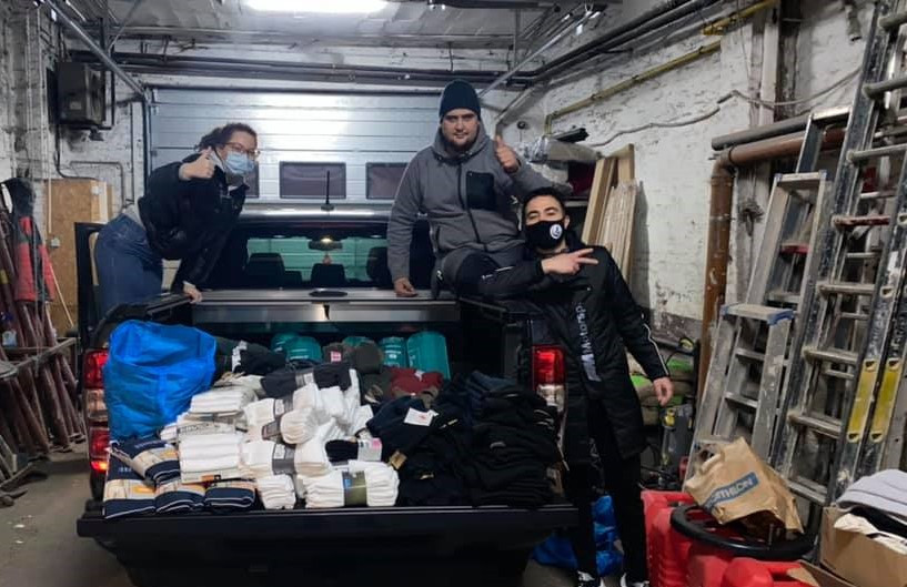 Ali Coskun (au centre) et ses proches en train de préparer le convoi dans un garage de Marcinelle (Charleroi)