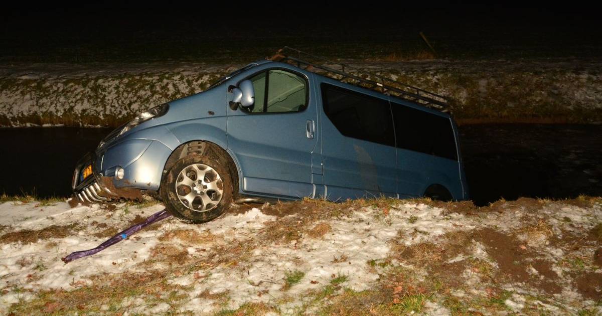Busje belandt in de sloot bij Herxen
