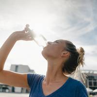Met déze slimme trucs koel je een drankje razendsnel 