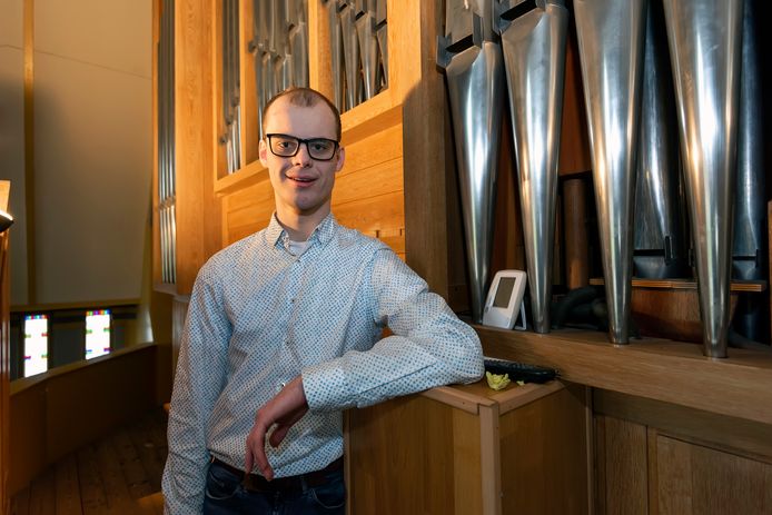 Organist Martijn Pieterman in de Ontmoetingkerk in Bergen op Zoom.
