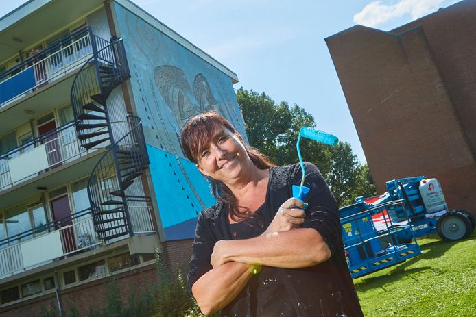 Tanja Papez wacht een pittige uitdaging in Rotterdam: op elk van de twaalf verdiepingen van een flat een muurschildering maken. ,,Ik schilder vijf weken lang vier dagen per week en maak lange dagen van tien tot twaalf uur. Ik slaap in een logeerkamer in het flatgebouw.’’