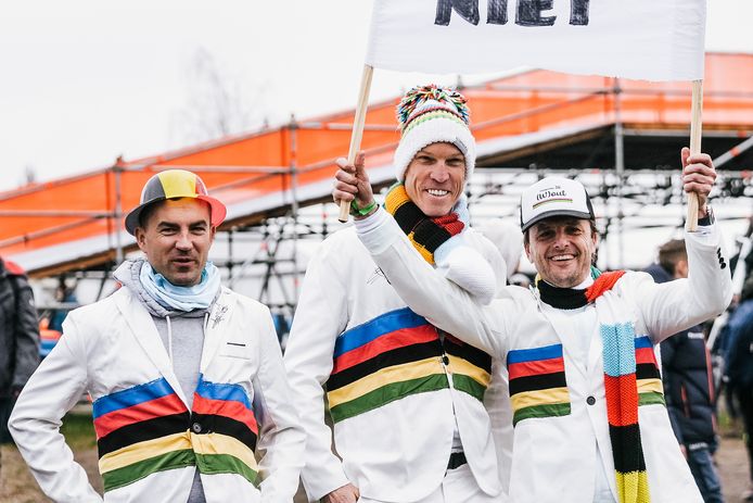 Jo Naert (rechts) uit Roeselare geniet met vrienden op het WK veldrijden in Hoogerheide in een regenboogpak. Vrijdagavond pakten ze in Bergen op Zoom, waar ze 'op hotel zijn', nog wat Vastenavendsfeer mee.