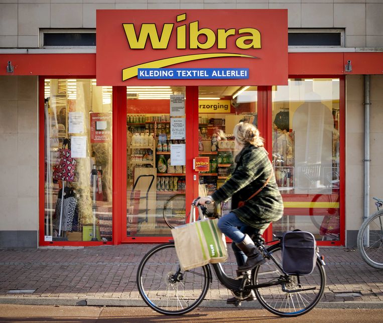 Wibra-vestiging in De Bilt.  Medewerkers van de winkelketen moeten van het bedrijf de uren die ze tijdens de lockdown minder werkten nu inhalen. Beeld ANP