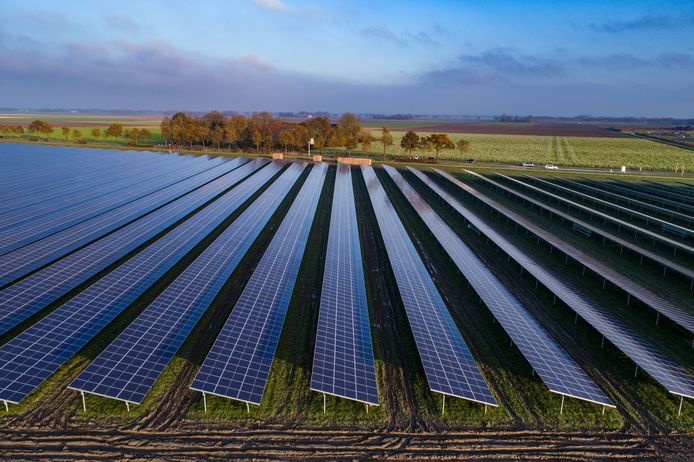 Zonnepark van 14 hectare bij Emmeloord. De 43.500 zonnepanelen zijn goed voor ongeveer 12,5 MW aan stroom per jaar.