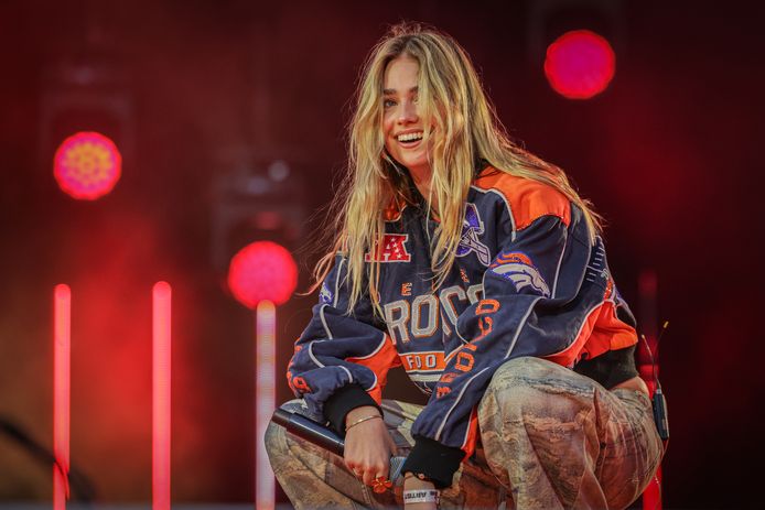 Het kledingbudget van Roxy Dekker is nu vast groter dan ooit maar misschien is het jasje van 3000 euro geleend Show gelderlander