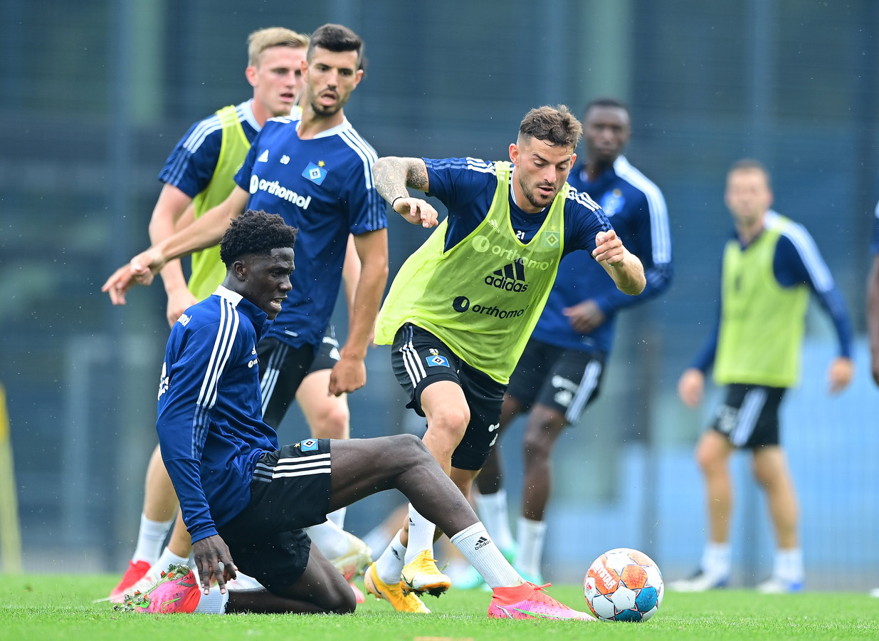 Amadou Onana (en premier plan, à genou)