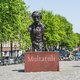 Koning onthult gedenksteen Multatuli in Nieuwe Kerk