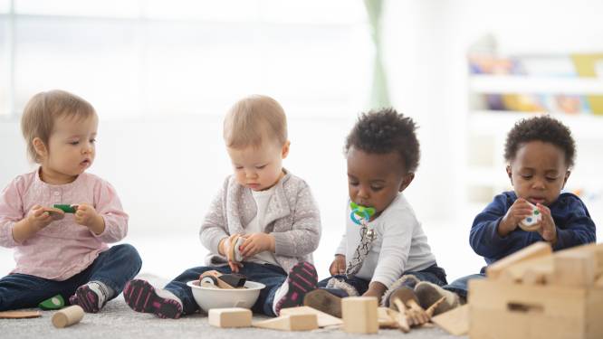 Stress op het kinderdagverblijf: ‘Je baby het eerste jaar thuis laten blijven is het beste’