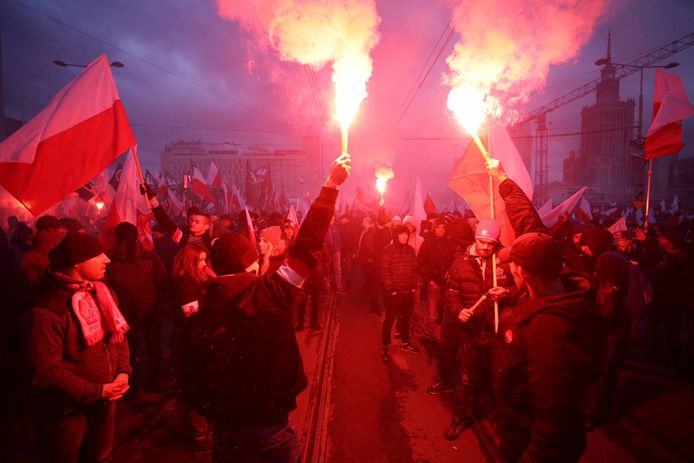 Extreem-rechts protesteert in hoofdstad Warschau, naar aanleiding van de 99ste verjaardag van de Poolse onafhankelijkheid. De regering zei na afloop geen graten te zien in de nationalistische optocht.