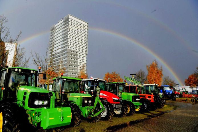 Een regenboog boven de geparkeerde tractors verschijnt tijdens het boerenprotest bij waterschap Vallei en Veluwe in Apeldoorn.