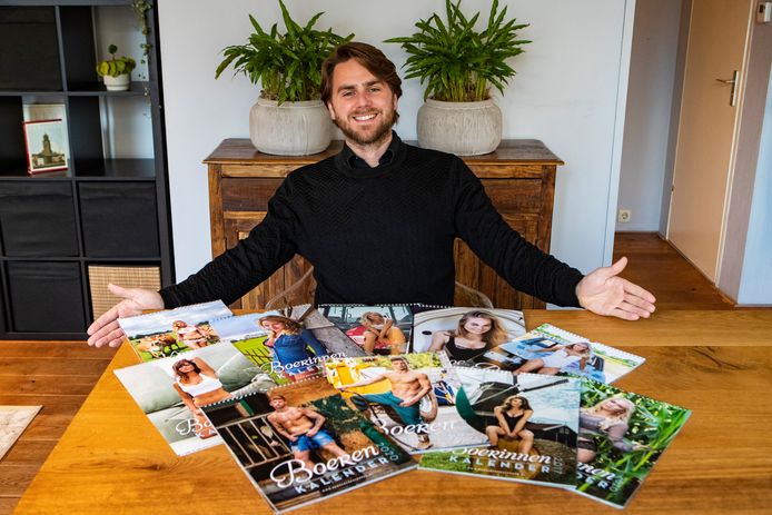 Stef Bloo uit Deventer bracht in 2011 de eerste Boerinnenkalender uit. In januari gaat hij beginnen met de voorbereidingen op de tiende editie. Inmiddels zijn er ook twee Boerenkalenders gemaakt.