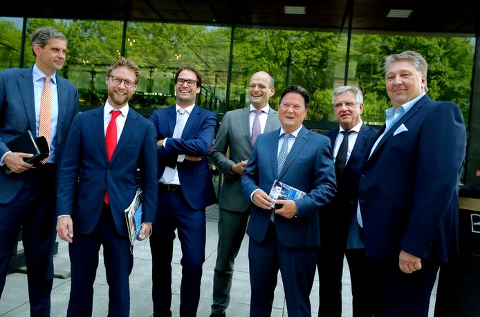 Burgemeester Wouter Kolff, Maarten Burggraaf (VVD), Peter Heijkoop (CDA), Rik van der Linden (ChristenUnie/ SGP), Piet Sleeking (BVD), gemeentesecretaris Martien van der Kraan en Marco Stam (BVD).