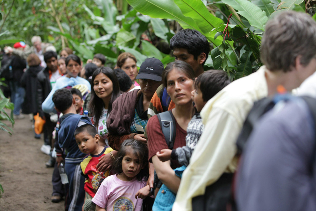 Mensen staan in de rij om te worden geÃ«vacueerd uit Machu Picchu. (EPA) Beeld 