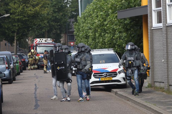 Het arrestatieteam van de politie is zaterdagochtend rond 11:00 uur ingezet bij een woningbrand in de Bilderdijkstraat in Den Bosch.