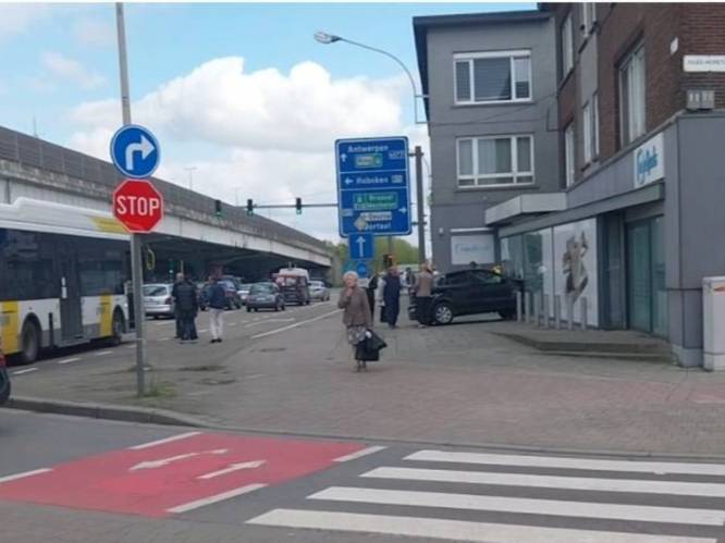 Auto botst tegen lijnbus en knalt in ruit van medisch centrum in Wilrijk: moeder en kind naar ziekenhuis
