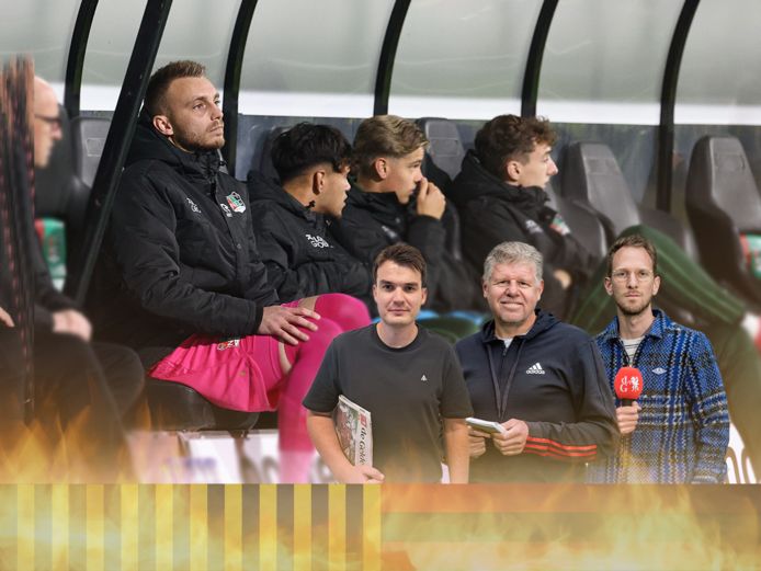 Een bijzonder gezicht: Jasper Cillessen op de reservebank van NEC laatste wedstrijd tegen Almere City.  Op de voorgrond: clubwatchers Jeroen Bijma en Lex Lammers en presentator Nanne Nicolasen.