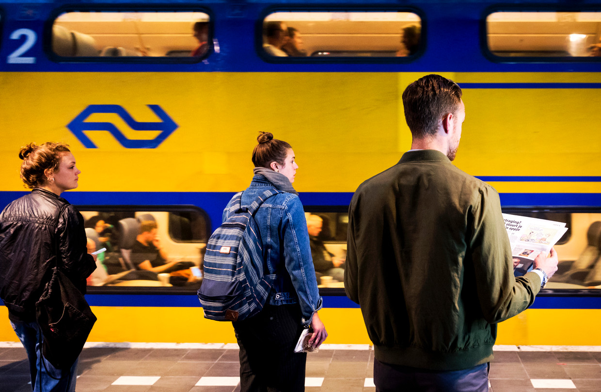 Reizigers wachten op de trein. Beeld ANP