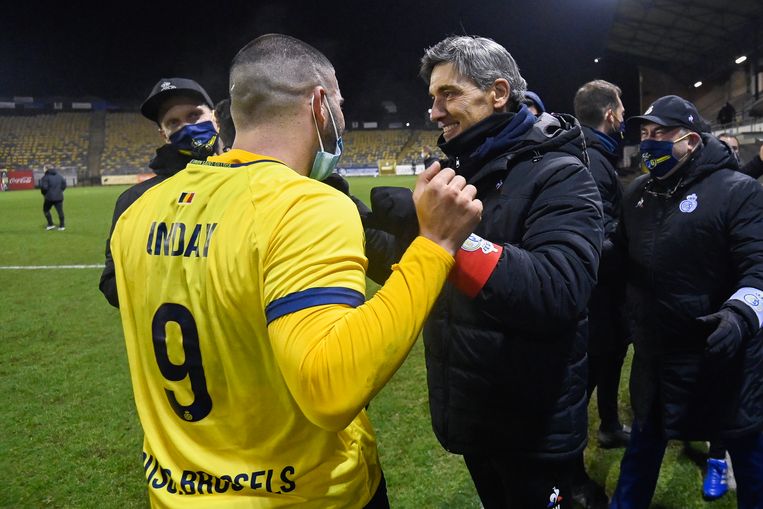 Spits Deniz Undav en trainer Felice Mazzu. Beeld BELGA